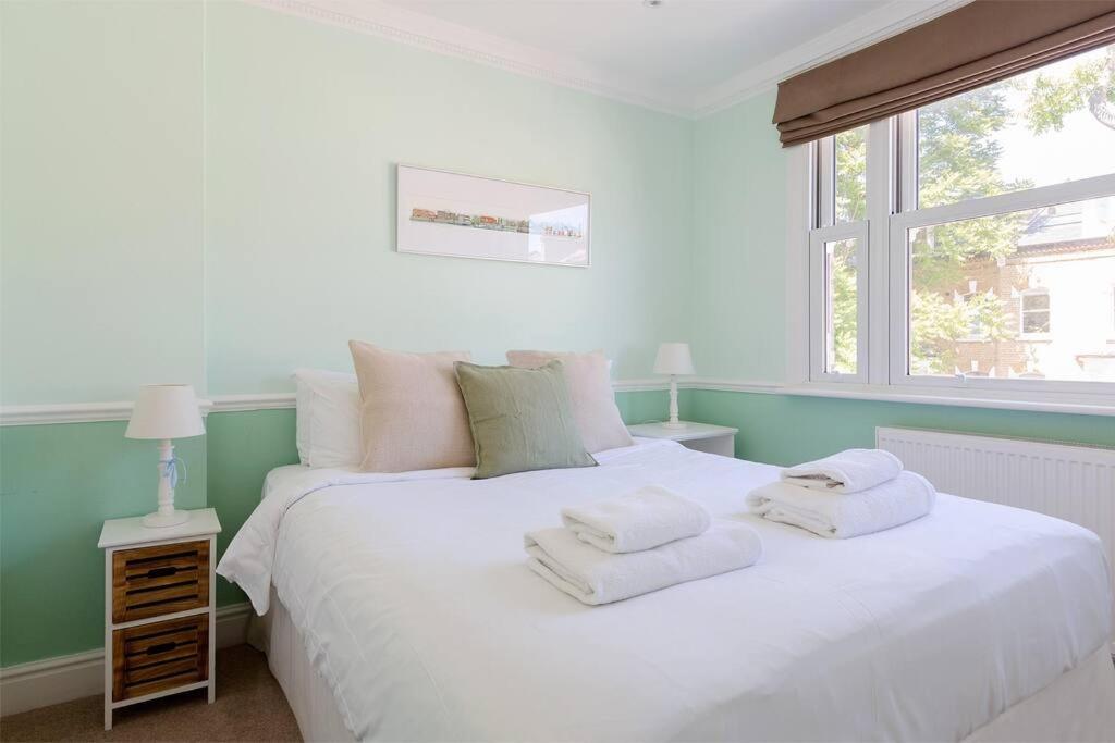 Spacious 3 Bedroom Flat With Terrace London Kültér fotó
