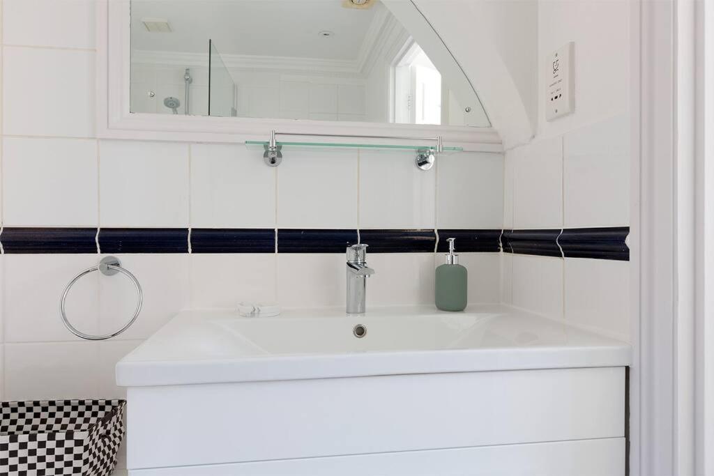 Spacious 3 Bedroom Flat With Terrace London Kültér fotó